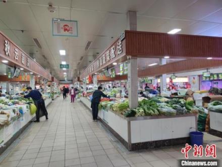 郑州城区某农贸市场，蔬菜供应量充足。　阚力 