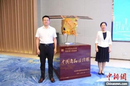 　北京国高科科技有限公司向民权县赠送卫星模型。　王宇 